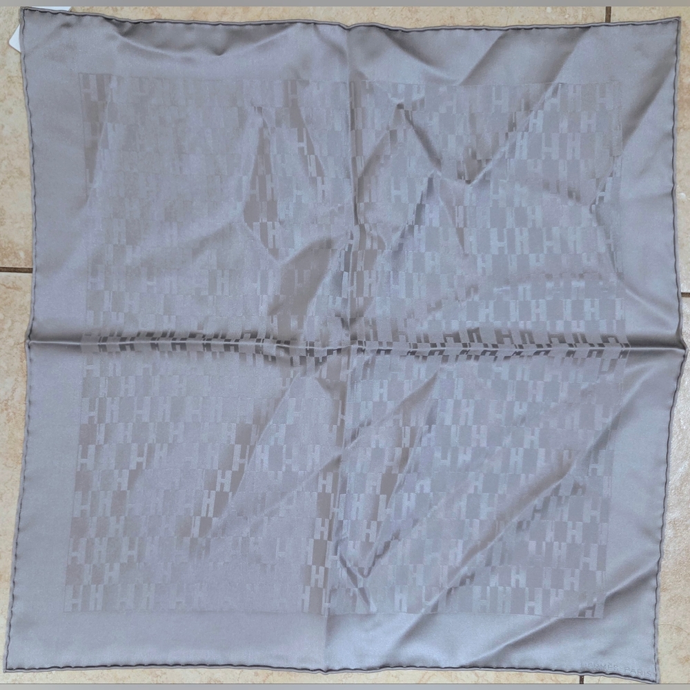 Hermes Faconnee Grand H pocket square Gris Perle